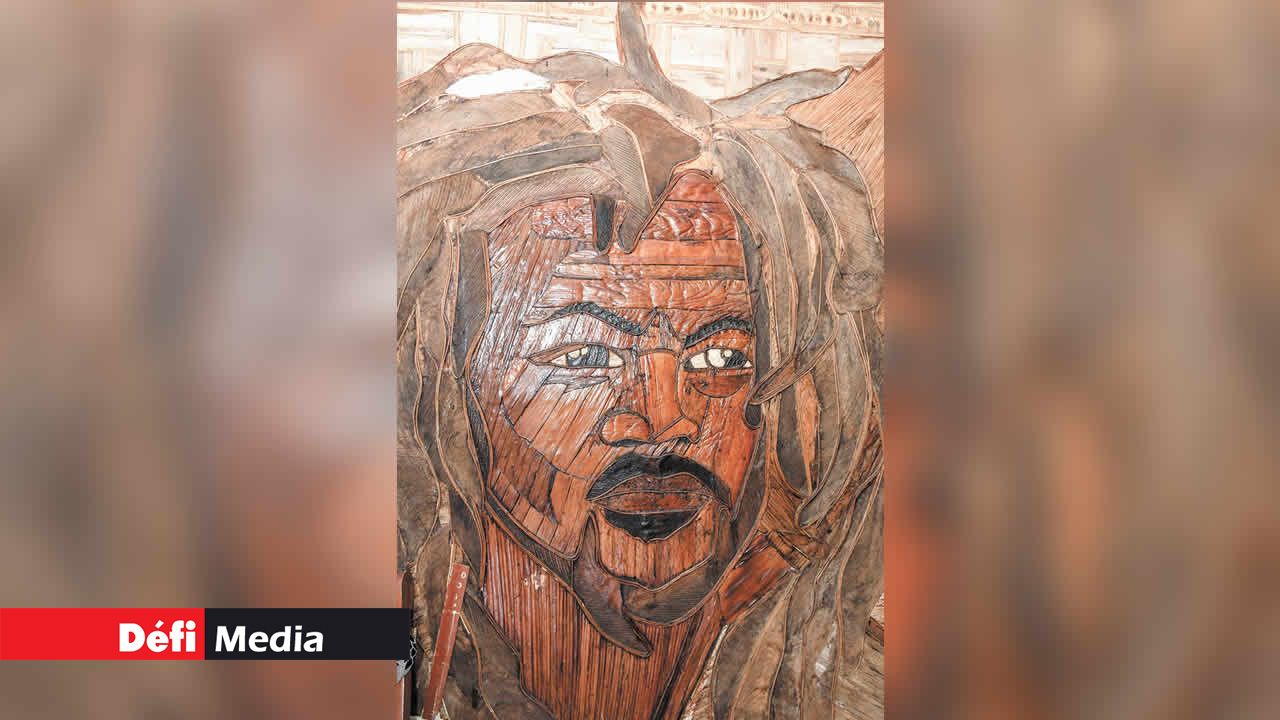 Le portrait de Kaya en matière végetale.