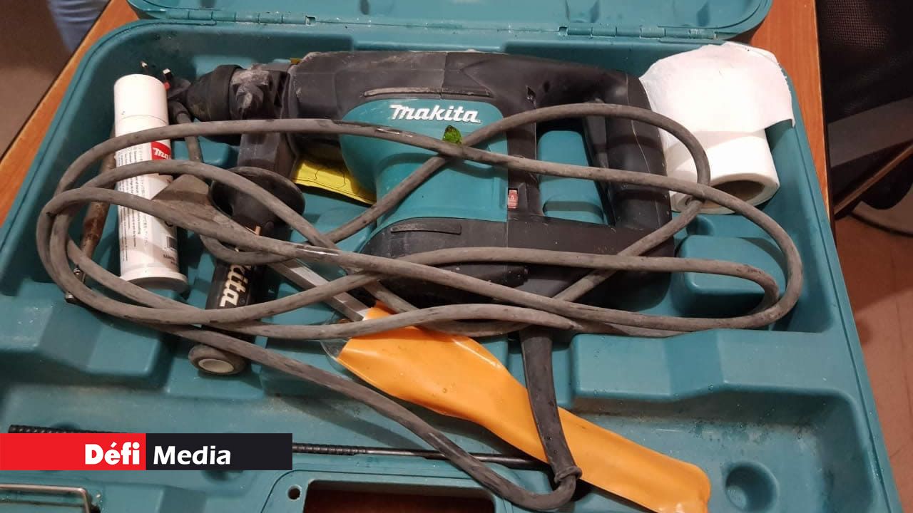 deux fusils et des cartouches de munitions