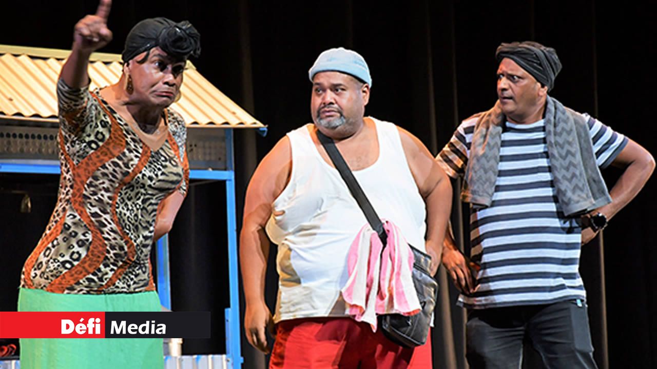 Mami Kloune et Poutou Carrer veulent, par tous les moyens, connaître l’identité de celle qui fait battre le cœur d’Ah Kew.