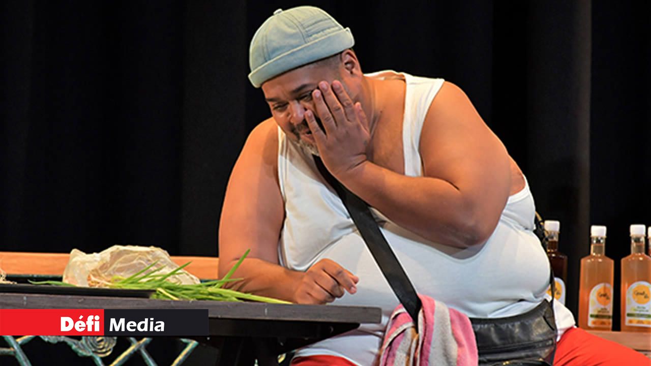 Timide, Ah Kew n’ose pas avouer son amour.