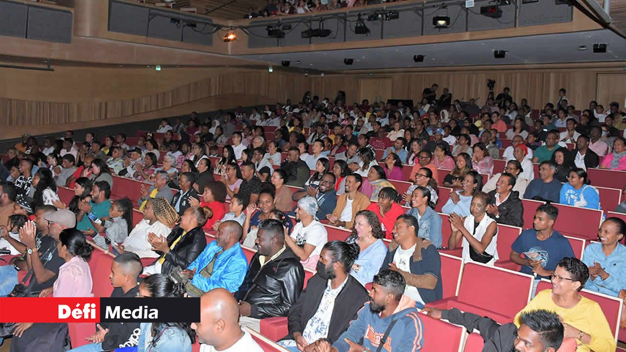 Pari réussi pour les artistes sur scène qui ont fait rire et sourire le public.