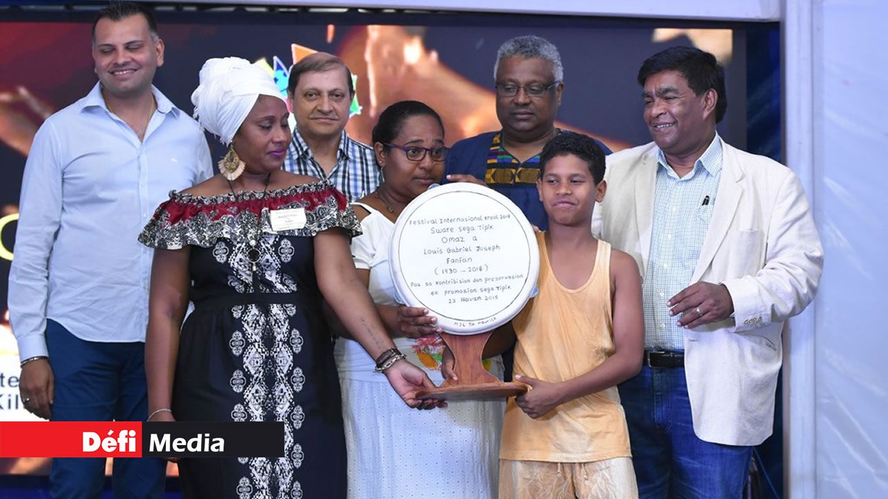 Les filles de Fanfan, Magdala Joseph, et Annabella Henry et les petits-enfants du ségatier ont rendu un hommage à leur père.
