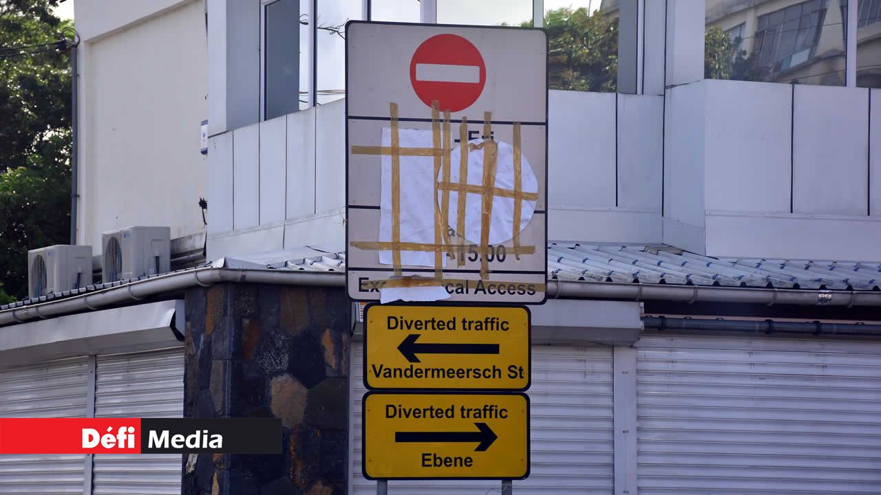Ces panneaux indiquent que la rue Malartic est désormais une voie à sens unique. Travaux à Rose-Hill