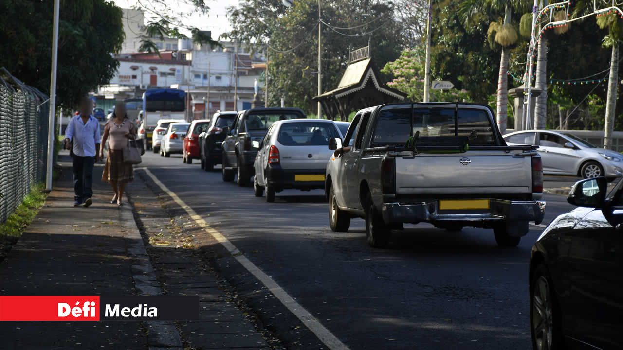 Ceux qui passent devant la municipalité de Rose-Hill chaque matin doivent s’armer de patience pour avancer jusqu’à la gare d’autobus. Travaux à Rose-Hill