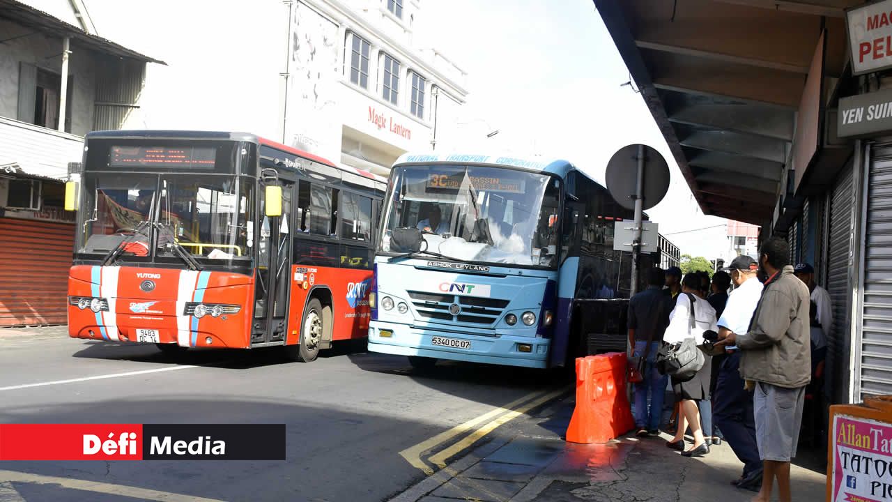 Difficile de circuler quand un autobus tente d’en doubler un autre qui s’est arrêté sur une double ligne jaune. Travaux à Rose-Hill