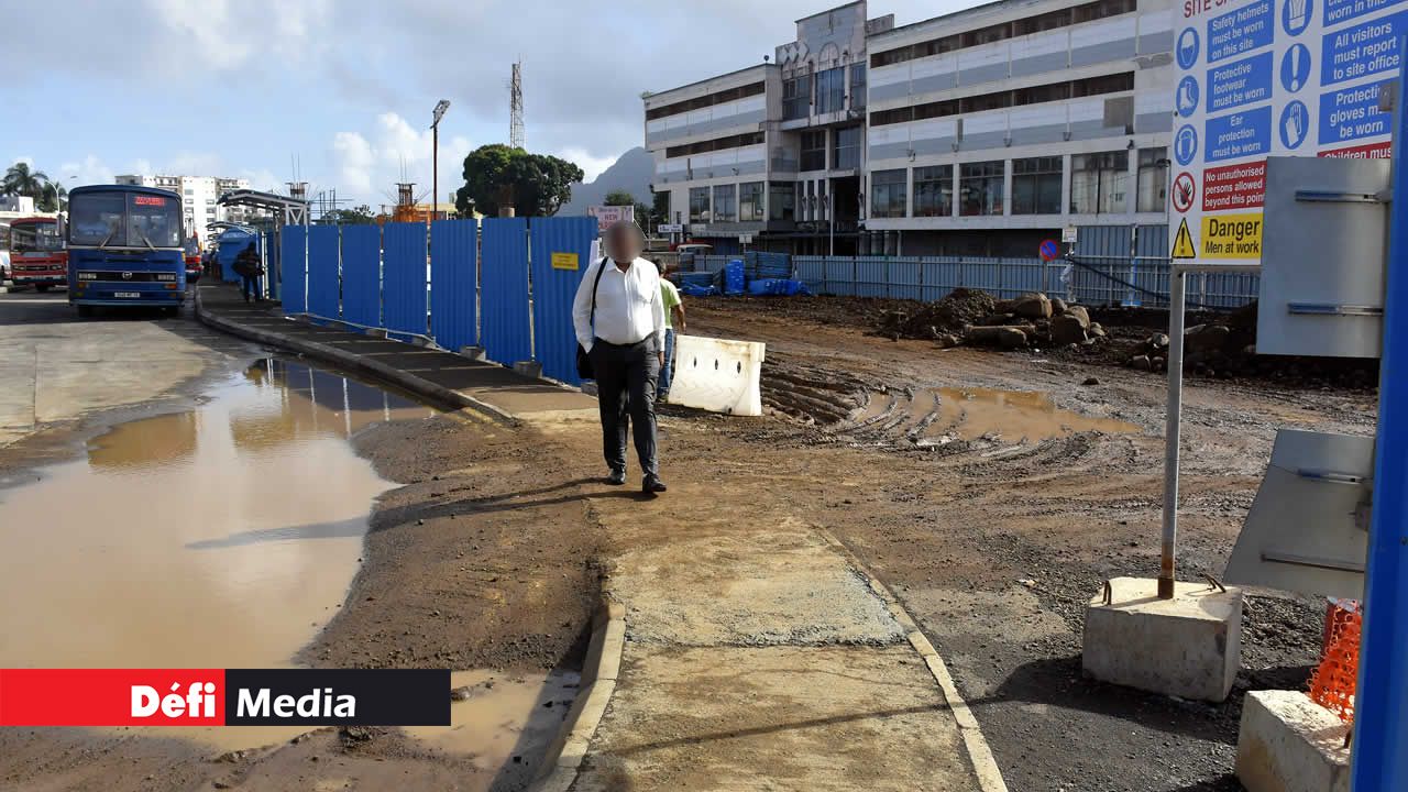 Les piétons sont contraints d’emprunter ces espaces dangereux où des camions font le va-et-vient. Travaux à Rose-Hill