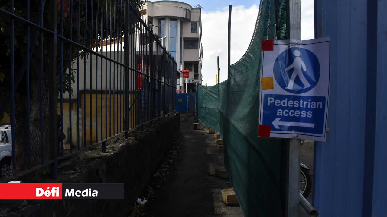 Un passage pour piétons a été aménagé près du bureau du CEB, tandis que d’autres parties de la ville n’en sont pas dotées. Travaux à Rose-Hill