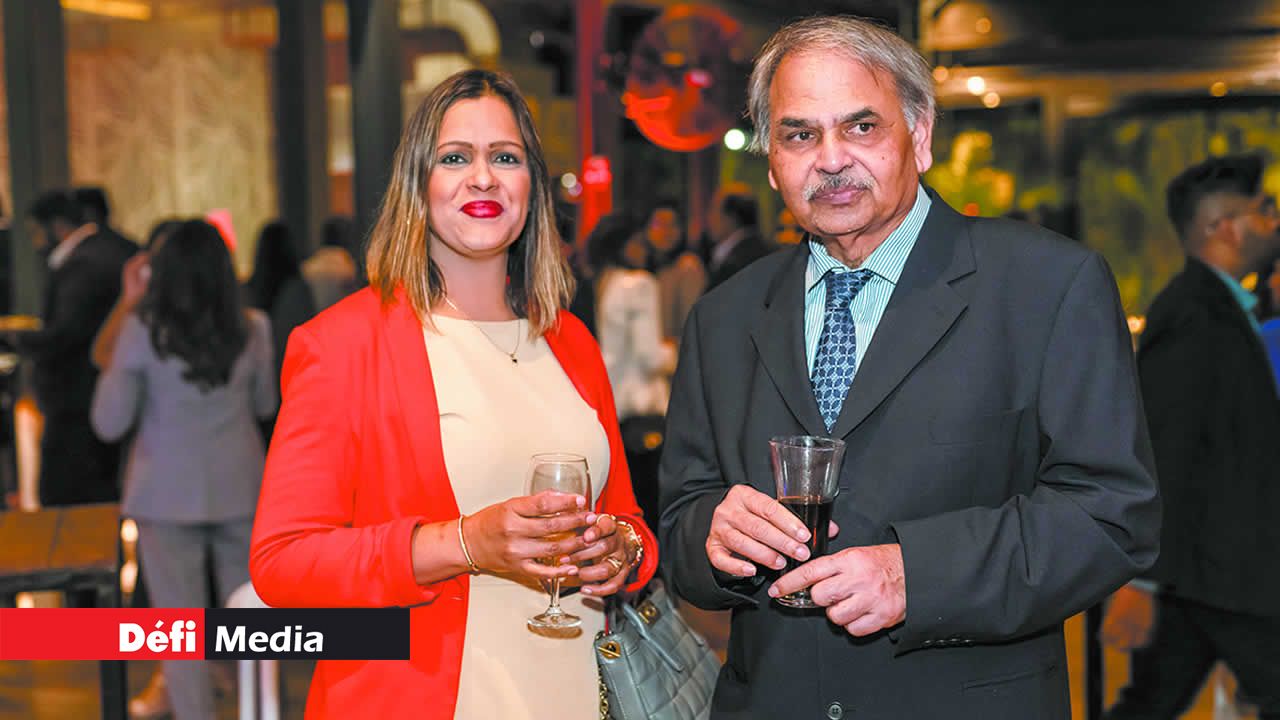 (De g. à dr.) Sushma Nundloll, ACCA Network Panel President, et Khemraj Reetun du National Audit Office.