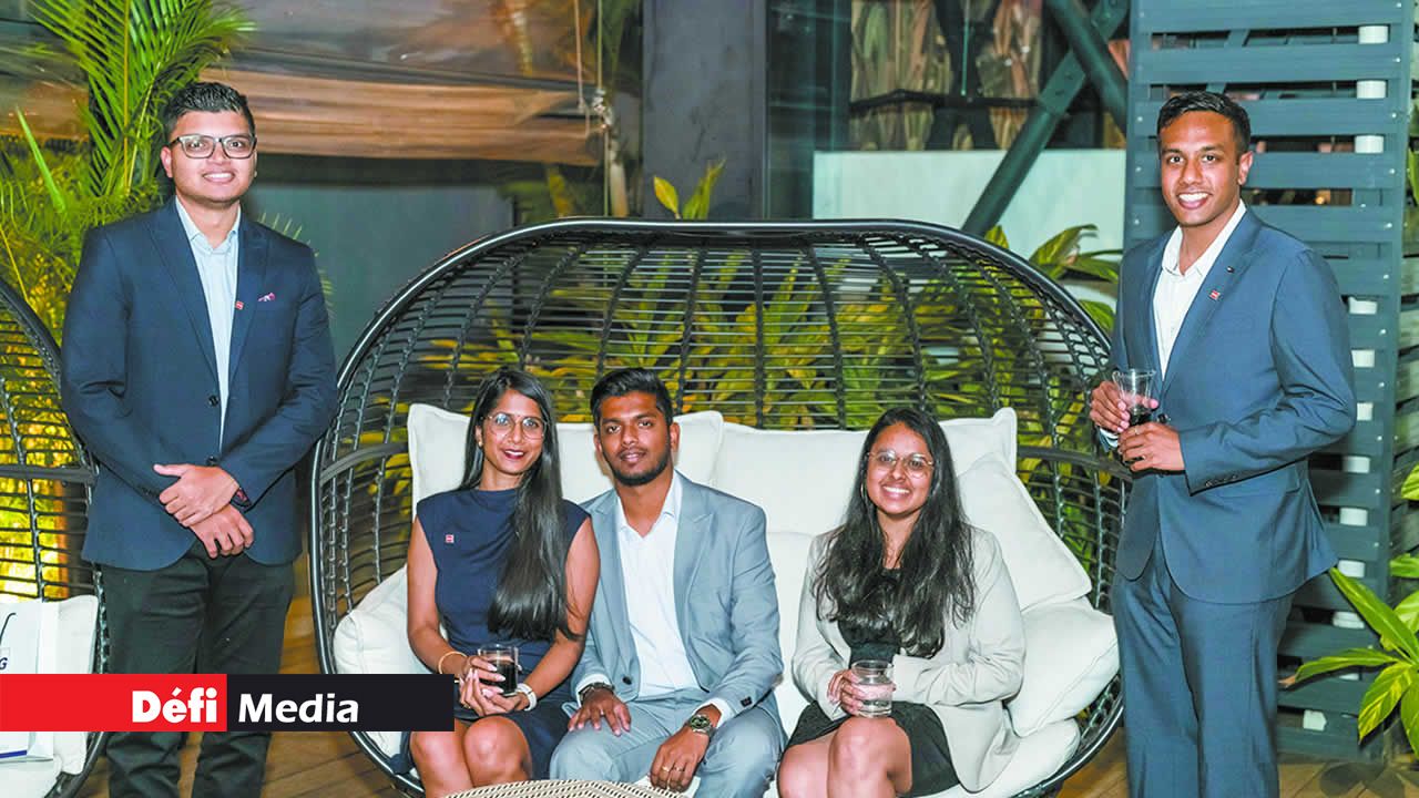 (De g. à dr.) Varun Ramchurn et Rupashree Nirsimloo de PWC, Yanshley Nirsimloo (accompagnant), Shriya Seesurrun et Ashvi Yanish Puholoo de PWC.