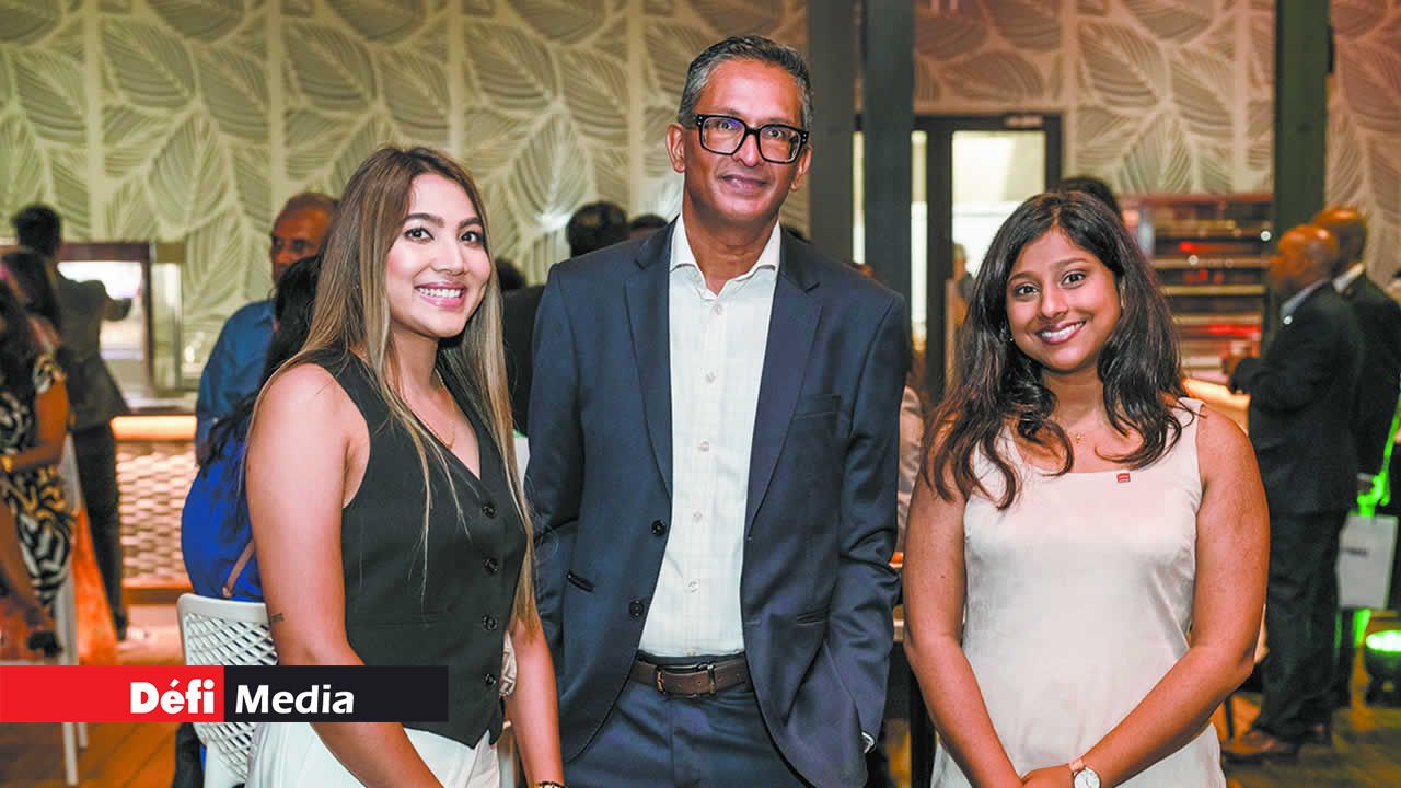 (De g. à dr.) Nikhita Bhugmonia , Ashish Ramyead, Audit Partner de KPMG Mauritius, et Tejushwaree Jogoo, également de KPMG Mauritius.