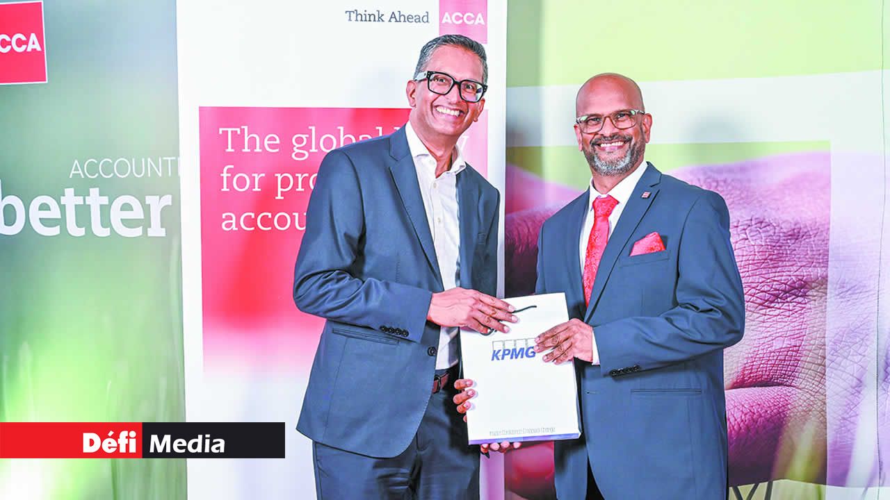 (De g. à dr.) Ashish Ramyead, Audit Partner de KPMG Mauritius, et Den Surfraz, FCCA, expert-comptable mauricien, membre du conseil mondial de l’ACCA et ancien président du Mauritius Institute of Professional Accountants.