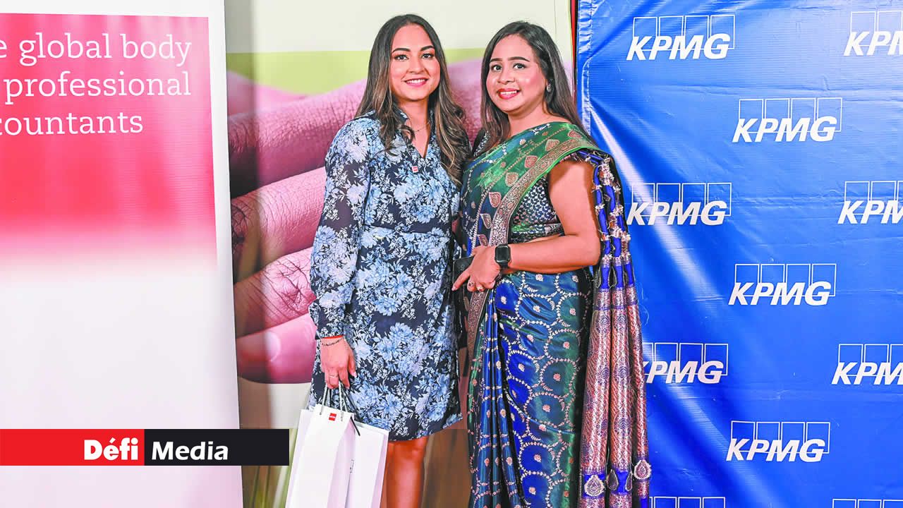 (De g. à dr.) Veedooshee Woochit et sa belle-sœur.