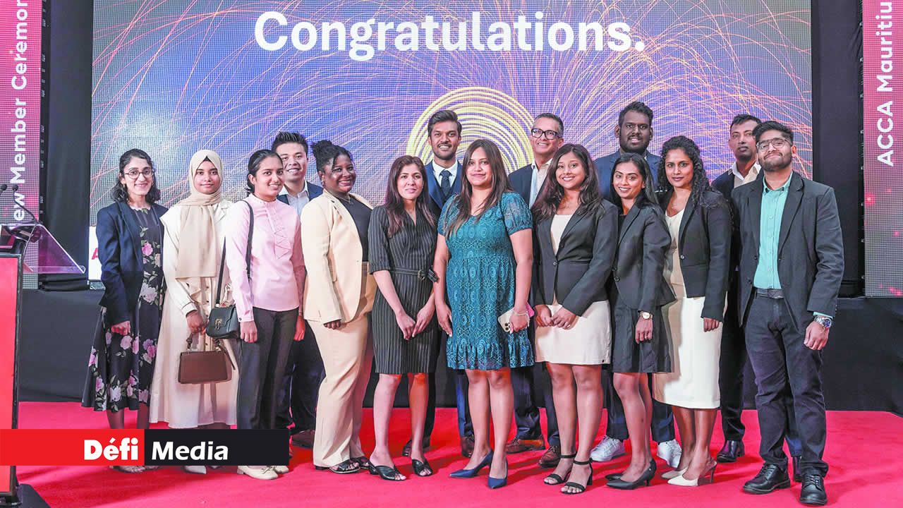 (De g. à dr.) Une partie des New Members à la cérémonie.