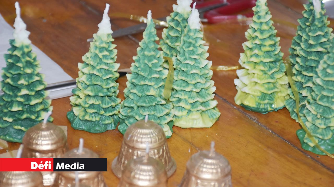 Des clochettes et des sapins en bougie fabriqués par l’Apeim.