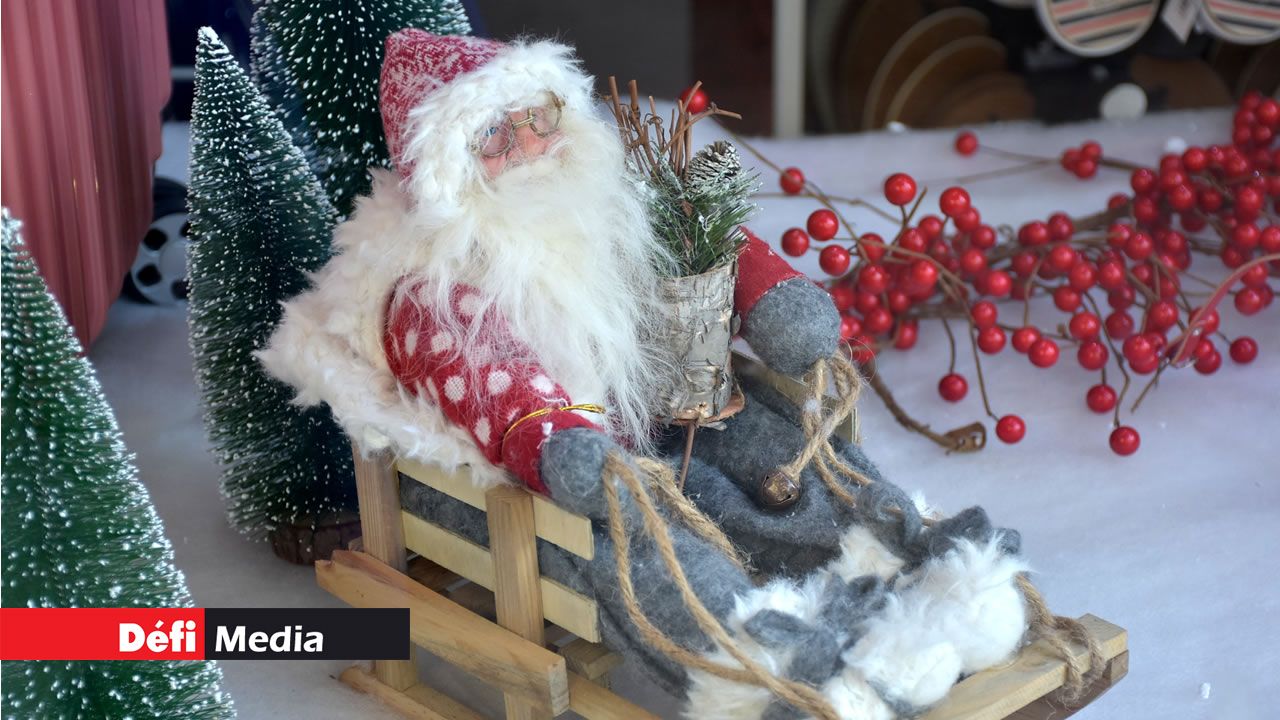 Une effigie mignature du Père Noël.