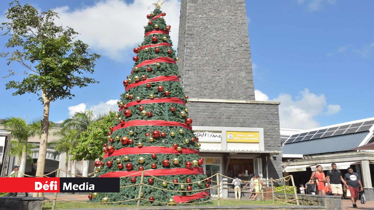 Des sapins décoratifs dans des endroits différents pour accueillir la Noël comme il se doit.