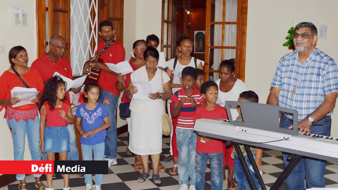 La chorale de Ian Ernest, l’évèque de Maurice, en mode répétiton.