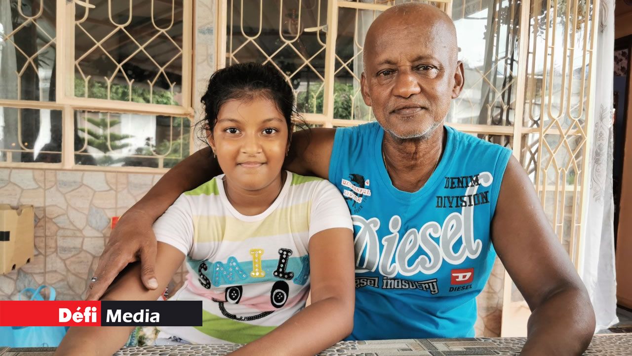 L'enfant aux côtés de son grand père Raj.