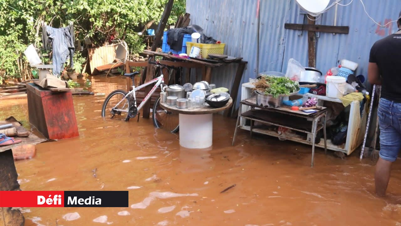 Des ustensiles de cuisine submergés. Des ustensiles de cuisine submergés.
