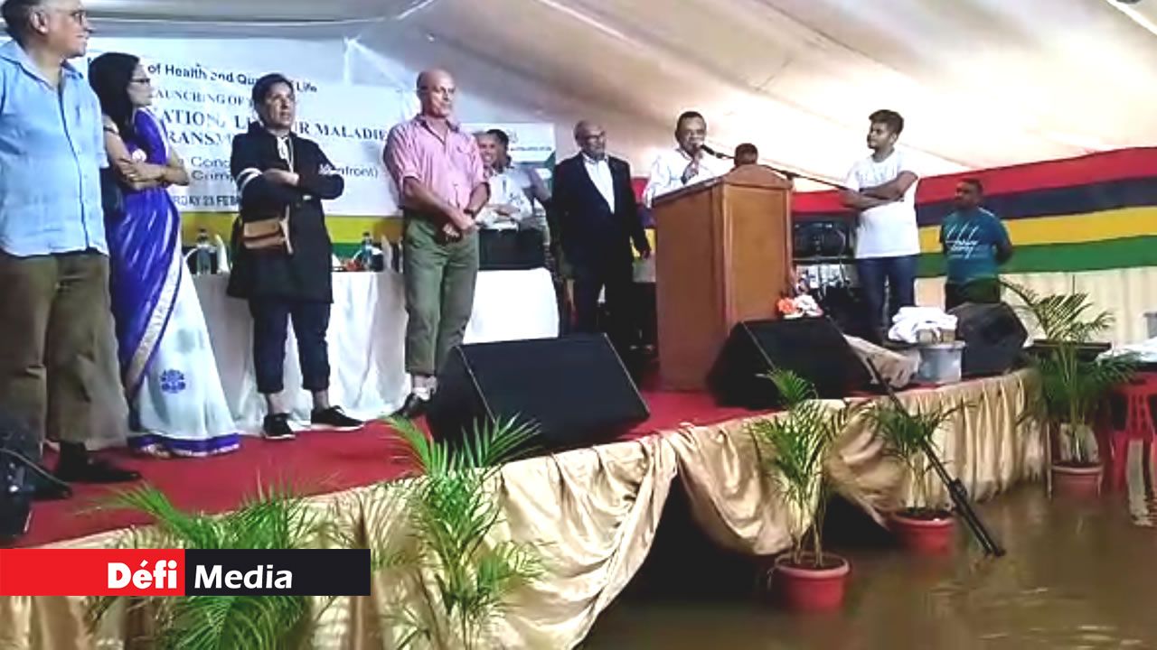 L’eau de pluie avait envahi le parterre réservé au public et enclavé l’estrade.