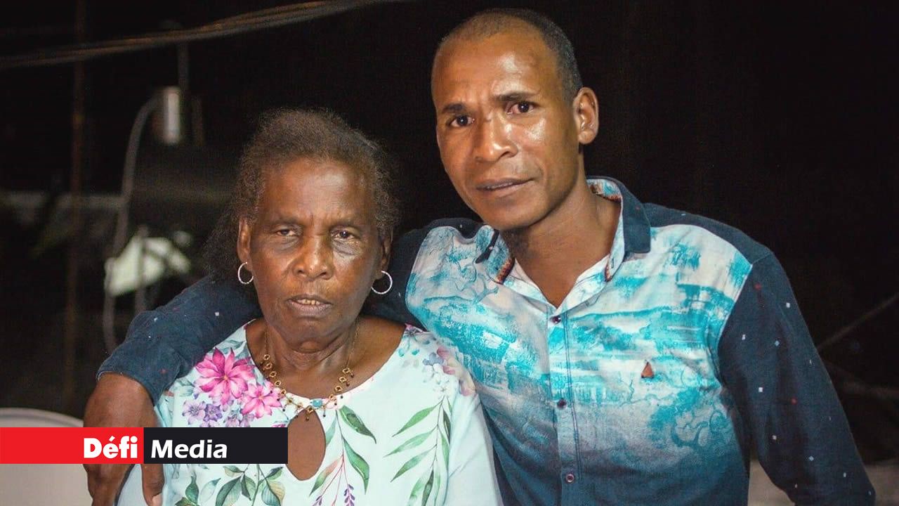 Garson à côté de sa mère Lilianne, inconsolable après ce drame.