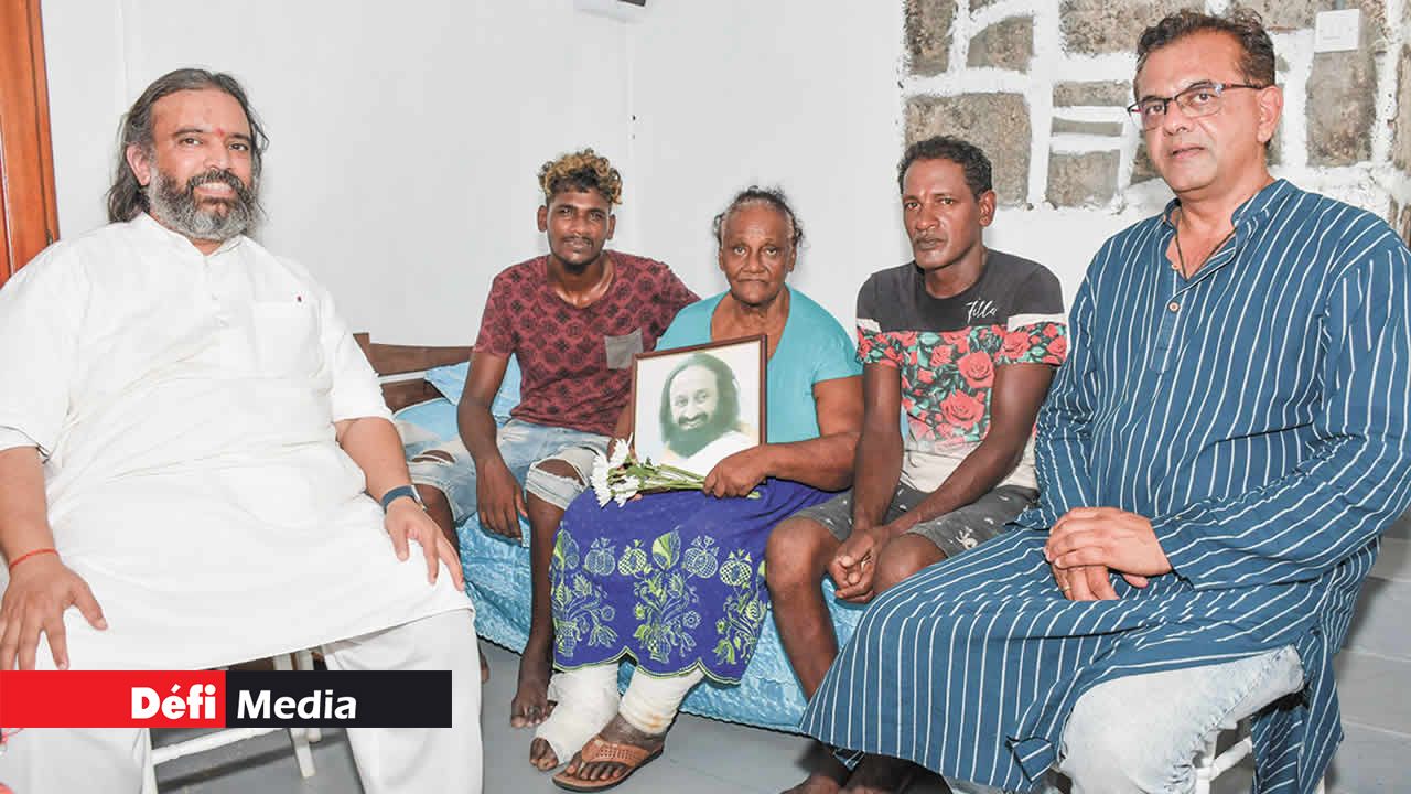 Guru Dinesh Kashi Ji et Kishan Hazareesing (à l’extrême dr.), membres de l’Art of Living, en compagnie de Shanti Teepoo, son fils et son petit-fils.