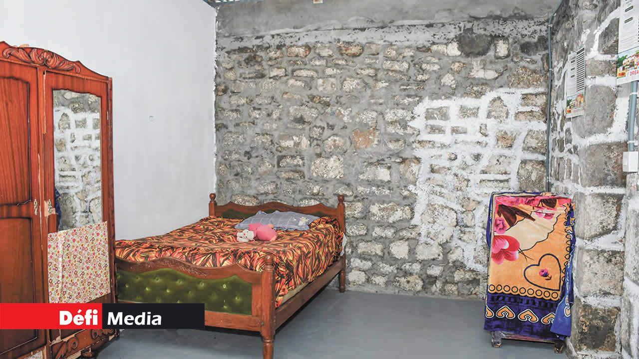 Shanti Teepoo dans sa nouvelle maison, les larmes aux yeux et le sourire aux lèvres.