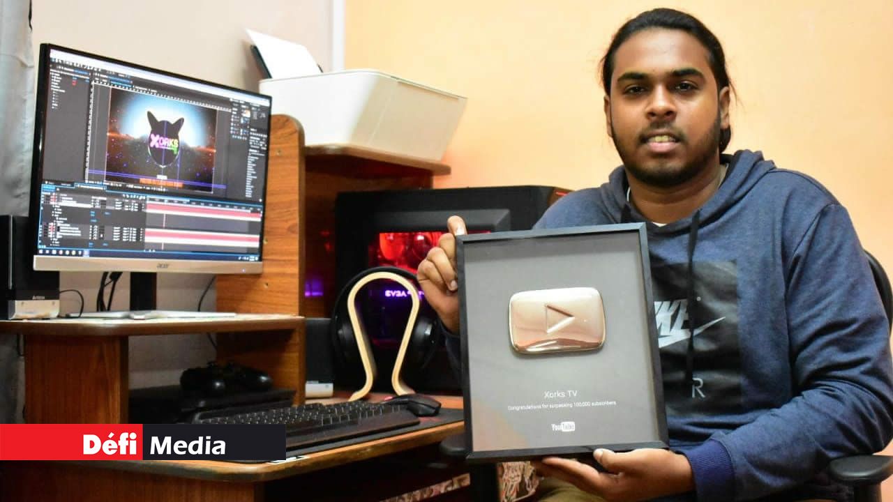 Cevine a reçu le YouTube Silver Play Button pour avoir atteint la barre de 100 000 abonnés en 2015.