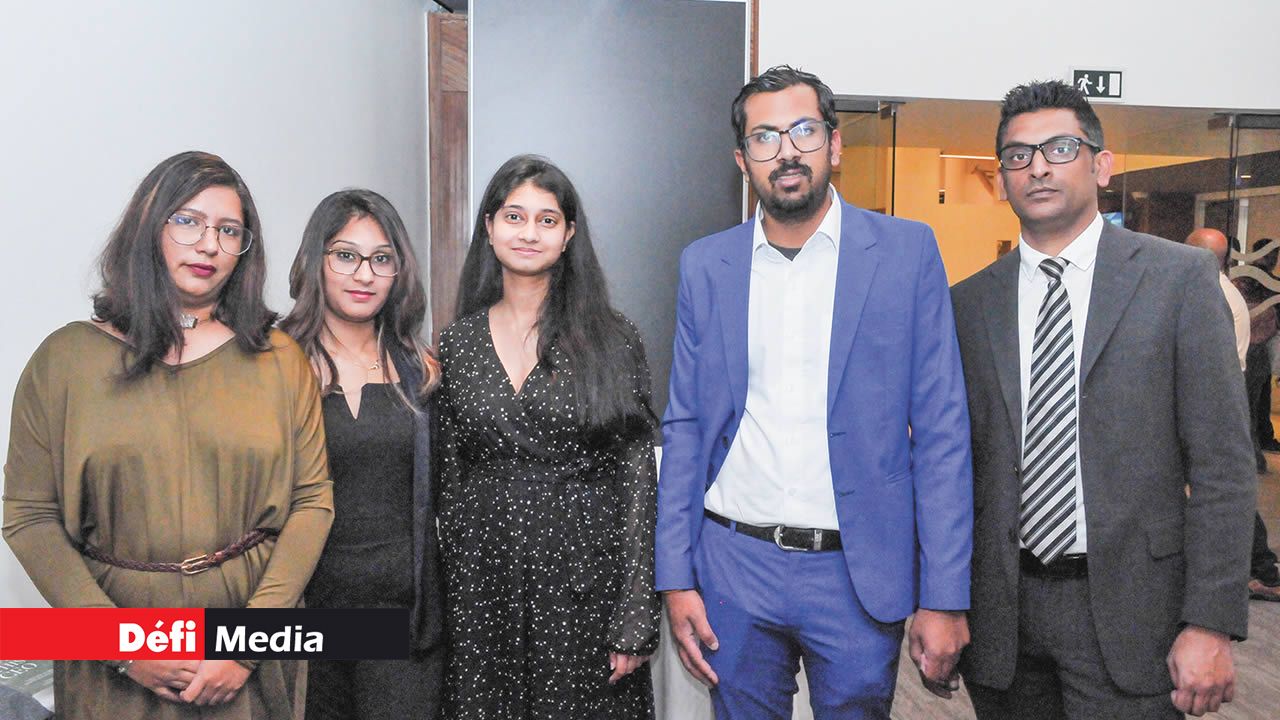 Prayamvada Sewnundhun, Lecturer, Varshita Jhugroo, Administrative Officer, Jessy Ramma, réceptioniste, Harinien Ramaswamy et Vikesh Domur, Lecturers à la Whitefield Business School.