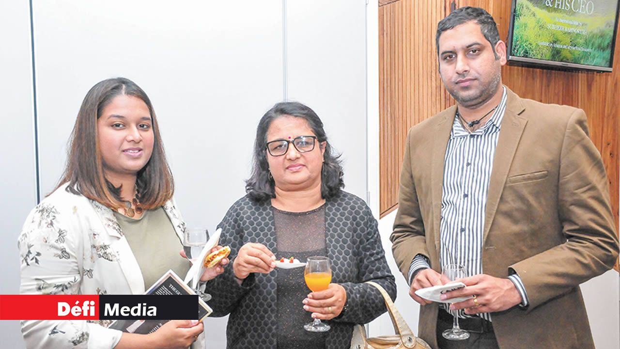 Khushboo Seechurn, Project Manager chez Beyond Communications, Pratimah Purmah, enseignante du préscolaire au Pandit Sahadeo Govt. School à Vacoas, et Seechurn Doojeshsingh, IT Manager de la Maubank Ltd.