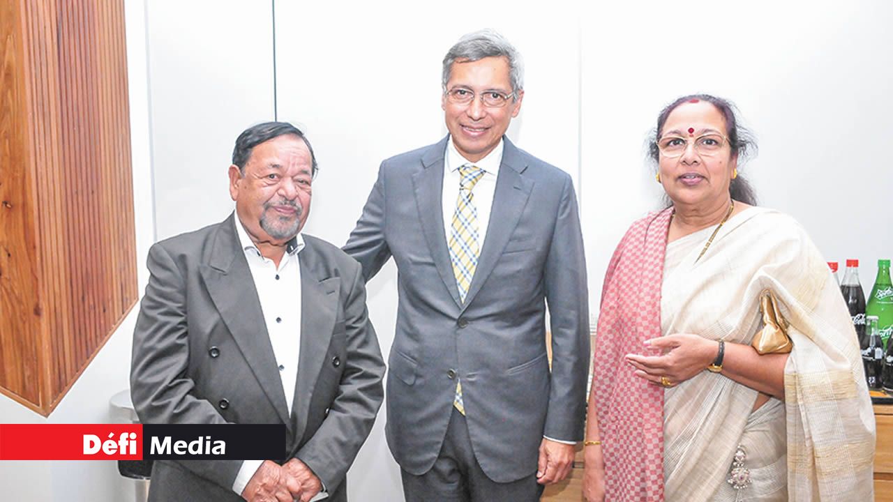 Raj Ramnoruth, Consultant Engineer, et son épouse, Bhanu Ramnoruth, enseignante de Carnatic Vocal, de Chennai, en compagnie du leader de l’opposition Xavier-Luc Duval.