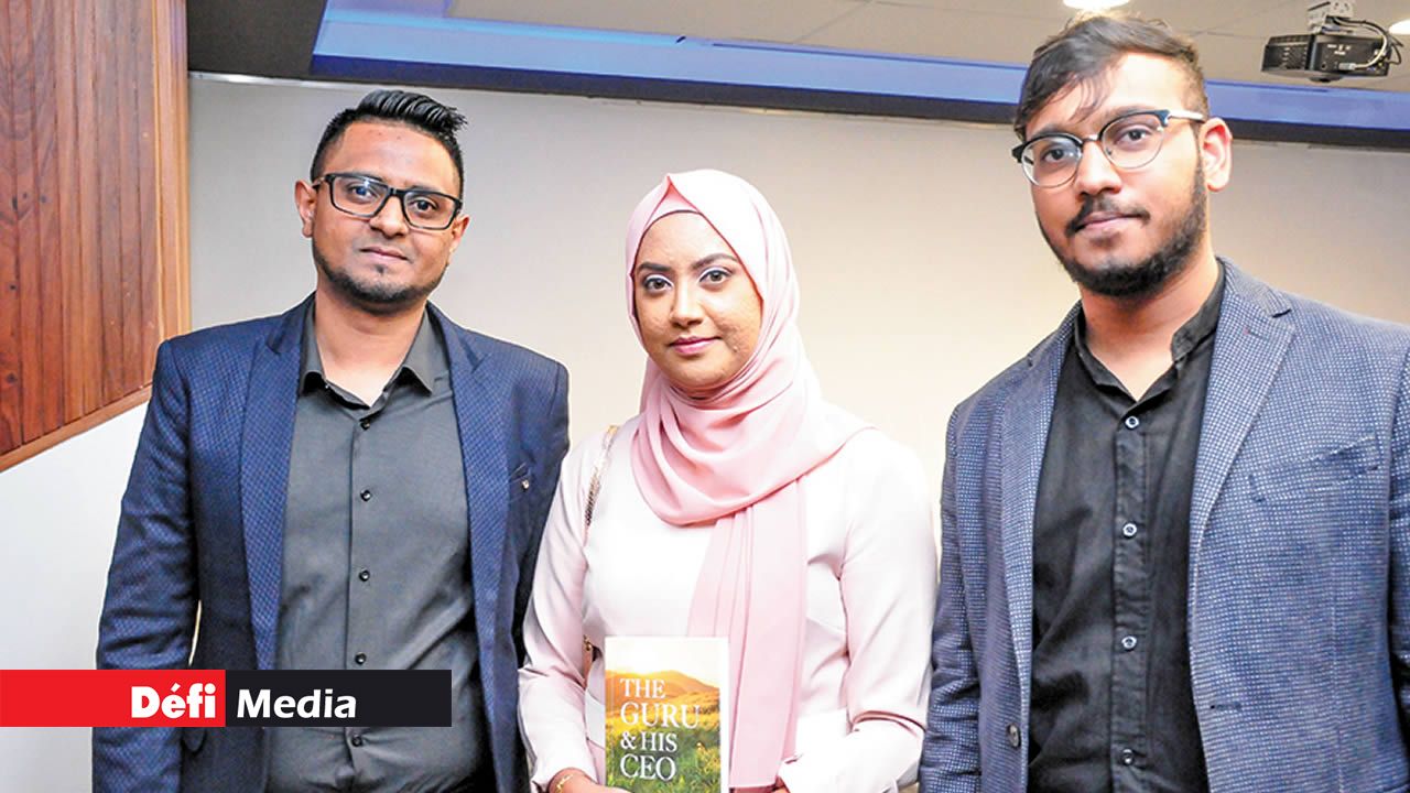 Shameem Anjeemuddeen, comptable de la Whitefield Business School, Yushiira Emambocus, Support Teacher à la SEDEC et Sunny Potheegadoo, consultant chez Amaris Consulting.