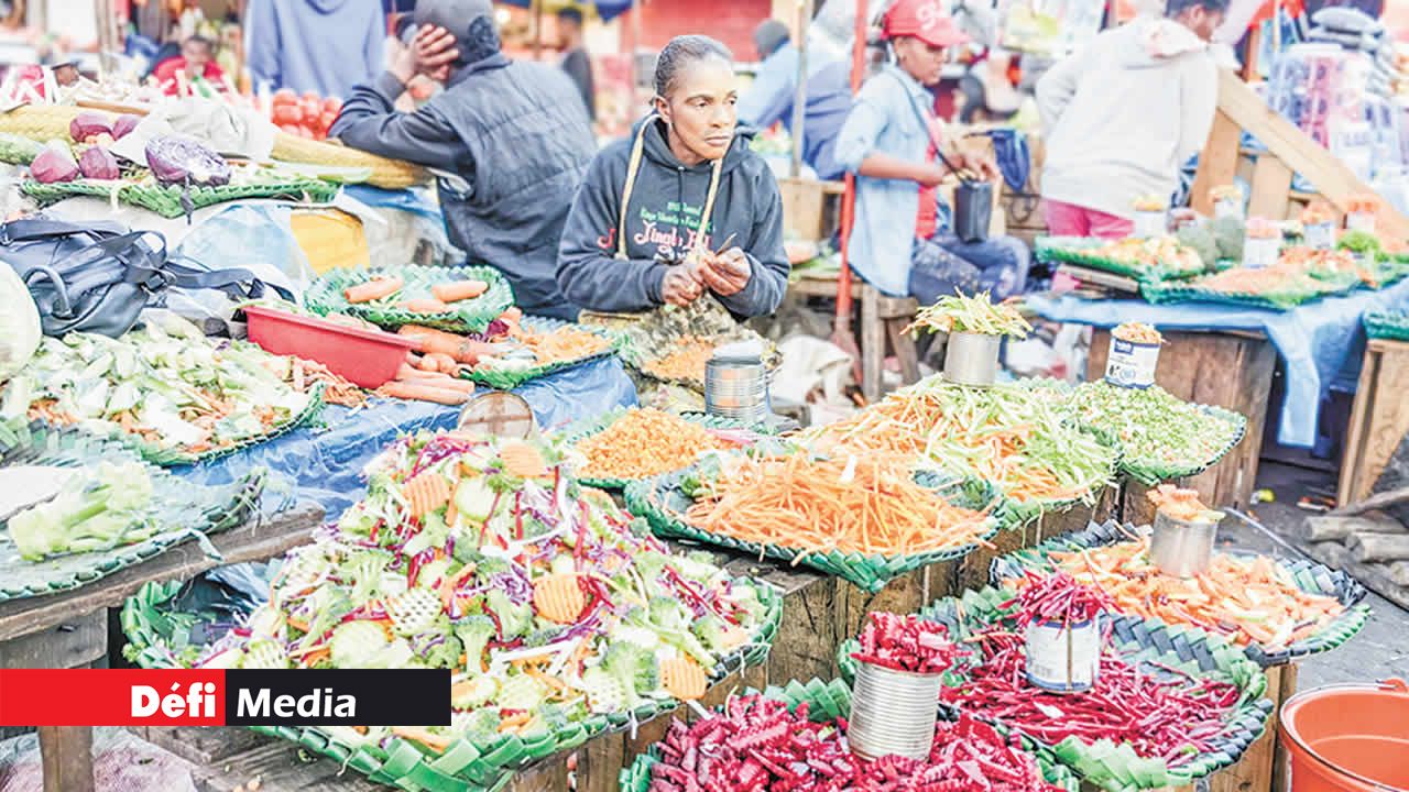 Pour vos repas, midi ou soir, pas de souci. À Analakely, il y a plein de légumes coupés, lavés et prêts à cuire. Cette dame vous propose une belle sélection de légumes faciles à cuisiner.