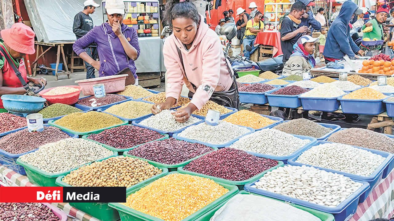 À la foire d’Analakely, toute sorte de graines d’haricot sont proposées au public à un prix très abordable.