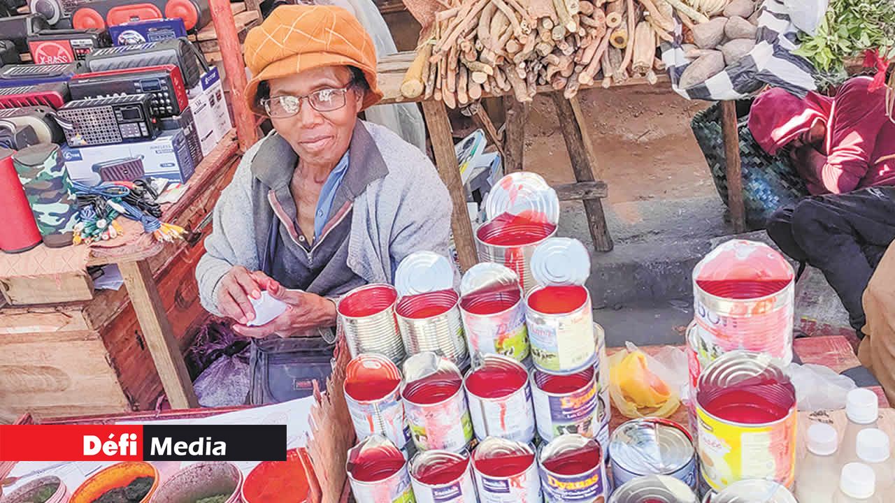Cette dame a des couleurs pour tous les goûts, pour teindre le sol ou peindre selon votre envie. Elle a aussi plein de tons pour le revêtement de sol.