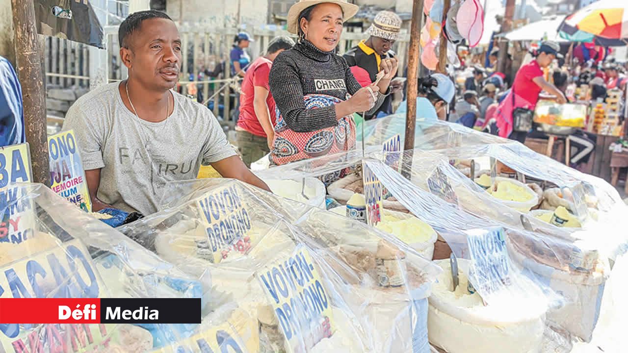Dans des bacs, de la poudre de lait et de cacao de toutes les couleurs. Il s’agit du seul marchand du coin de ce genre.