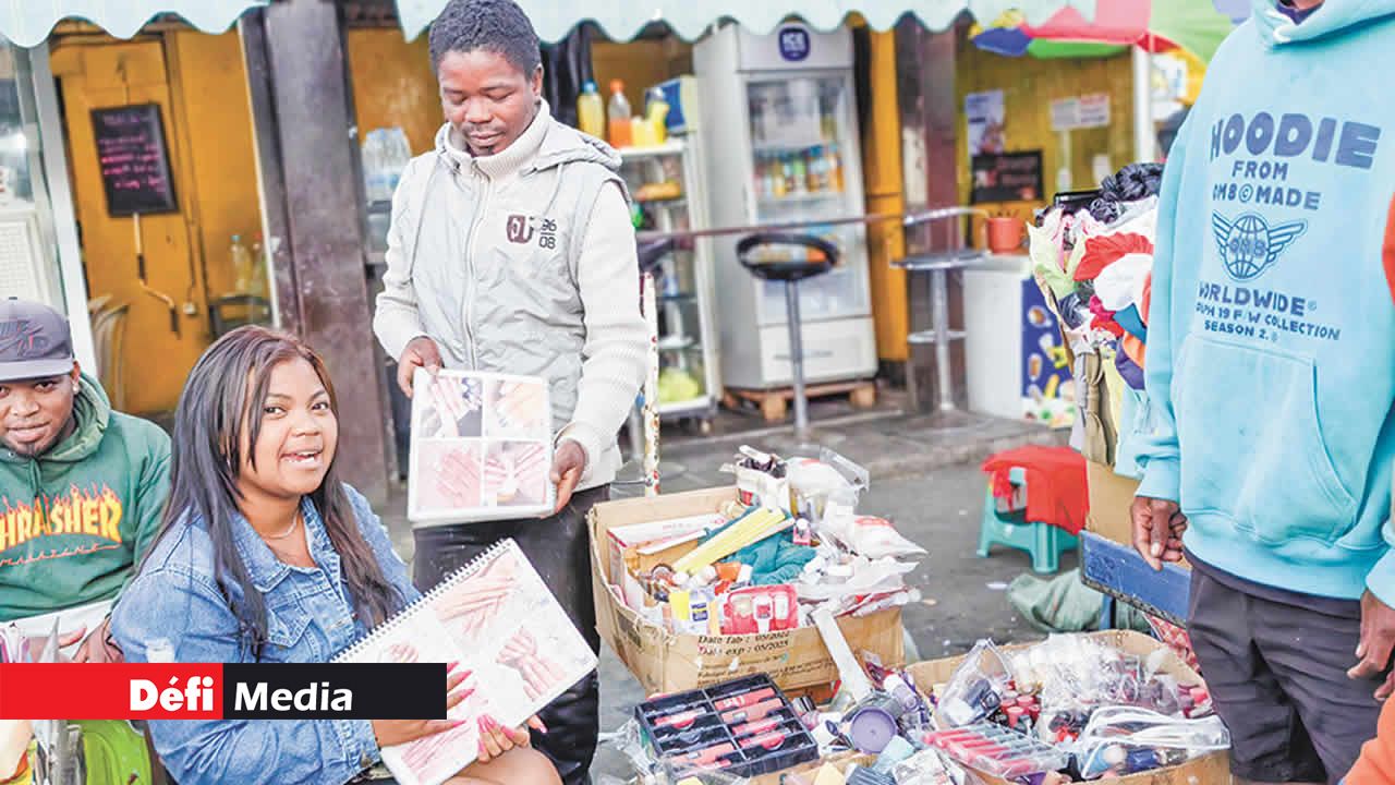 Analakely est le paradis des ongles. Vous y trouverez des pros de la manucure et de la pédicure. Mireille, elle, est venue se faire chouchouter les ongles.