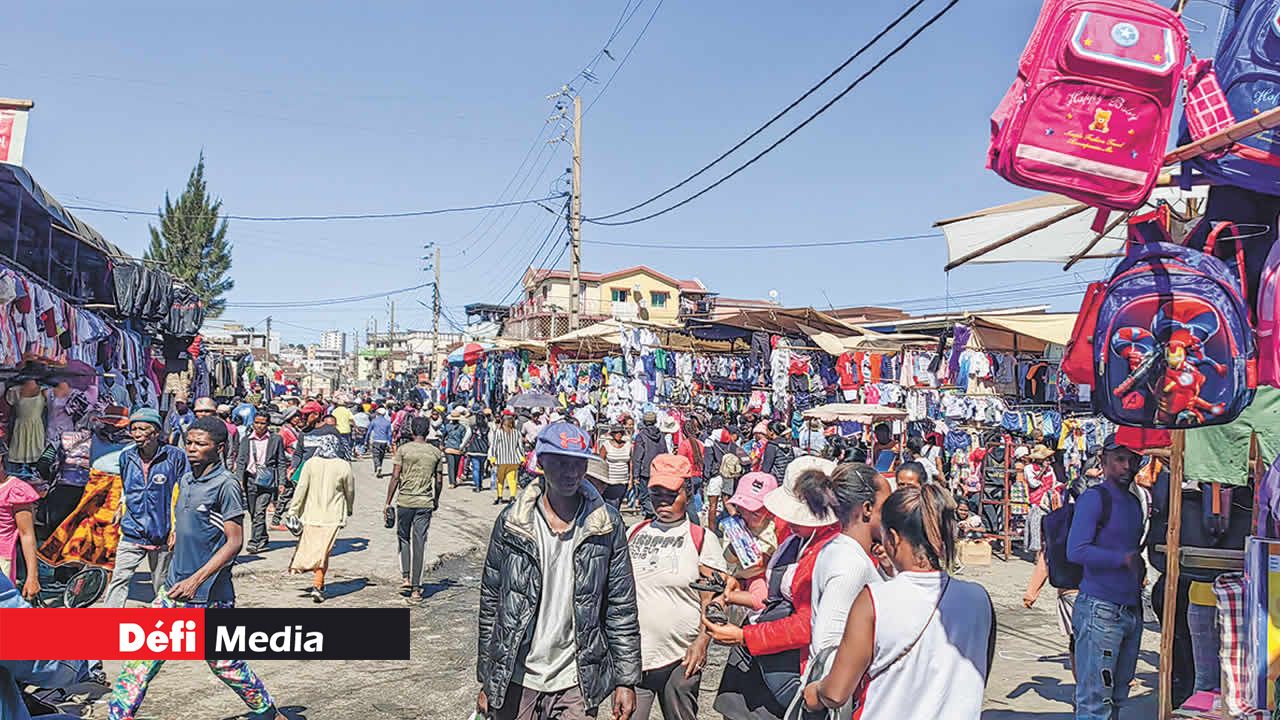 Dans les rues d’Ambodin’Isotry, c’est l’Éden du Shopping. Ils sont nombreux à venir faire de bonnes affaires.
