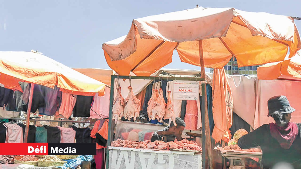 Du poulet frais mis en vente au public.