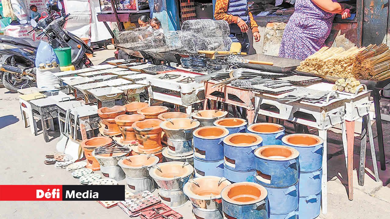 Pour préparer leur repas quotidien, beaucoup de gens n’ont pas de cuisinière à gaz ou électrique chez eux. Ils achètent des fours artisanaux qui sont vendus dans la ville.