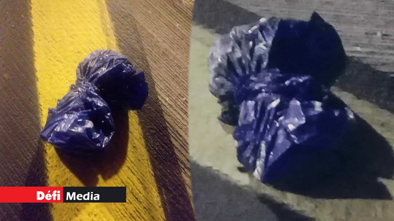 Le colis contenait deux boulettes d’un produit poudreux.