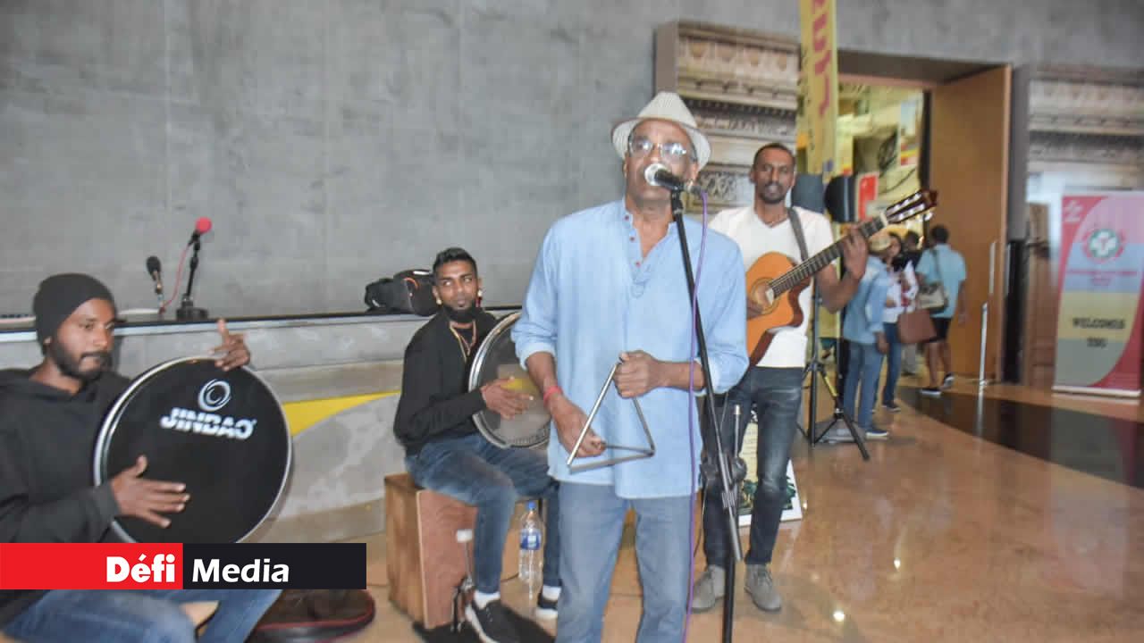 Performance du groupe Latanier pour promouvoir le Festival de l’été, prévu à Gros-Cailloux le 29 octobre.