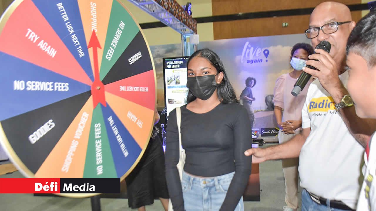 Nindi Calinghee, 14 ans, a remporté un « shopping voucher » de Rs 500 en tournant la roue sur le stand de South African Airways.