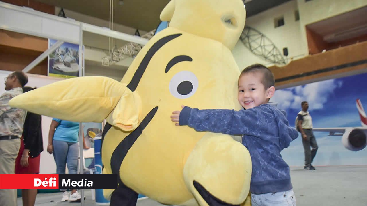 Moment câlin avec une des mascottes d’Odysseo.