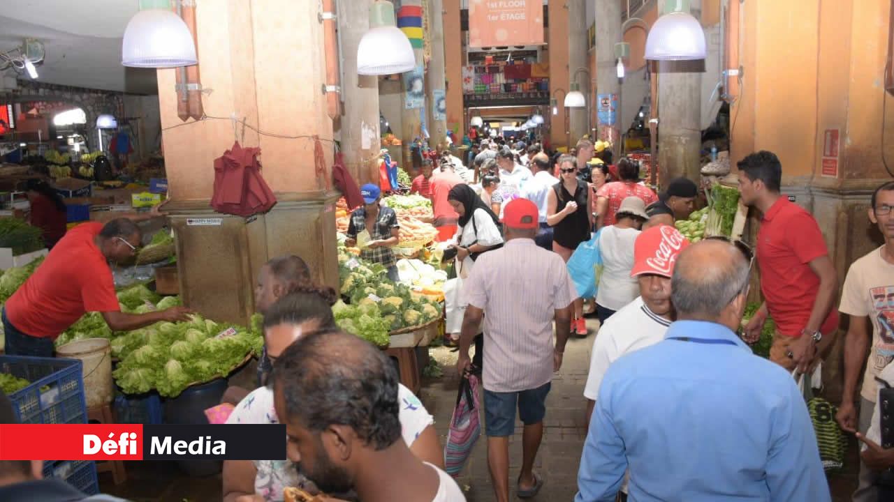 Ambiance spéciale au marché de Port-Louis pour l’achat de légumes pour les repas de fêtes. Port-Louis