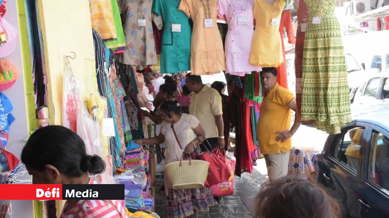 En quête de nouvelles tenues pour les fêtes. Port-Louis