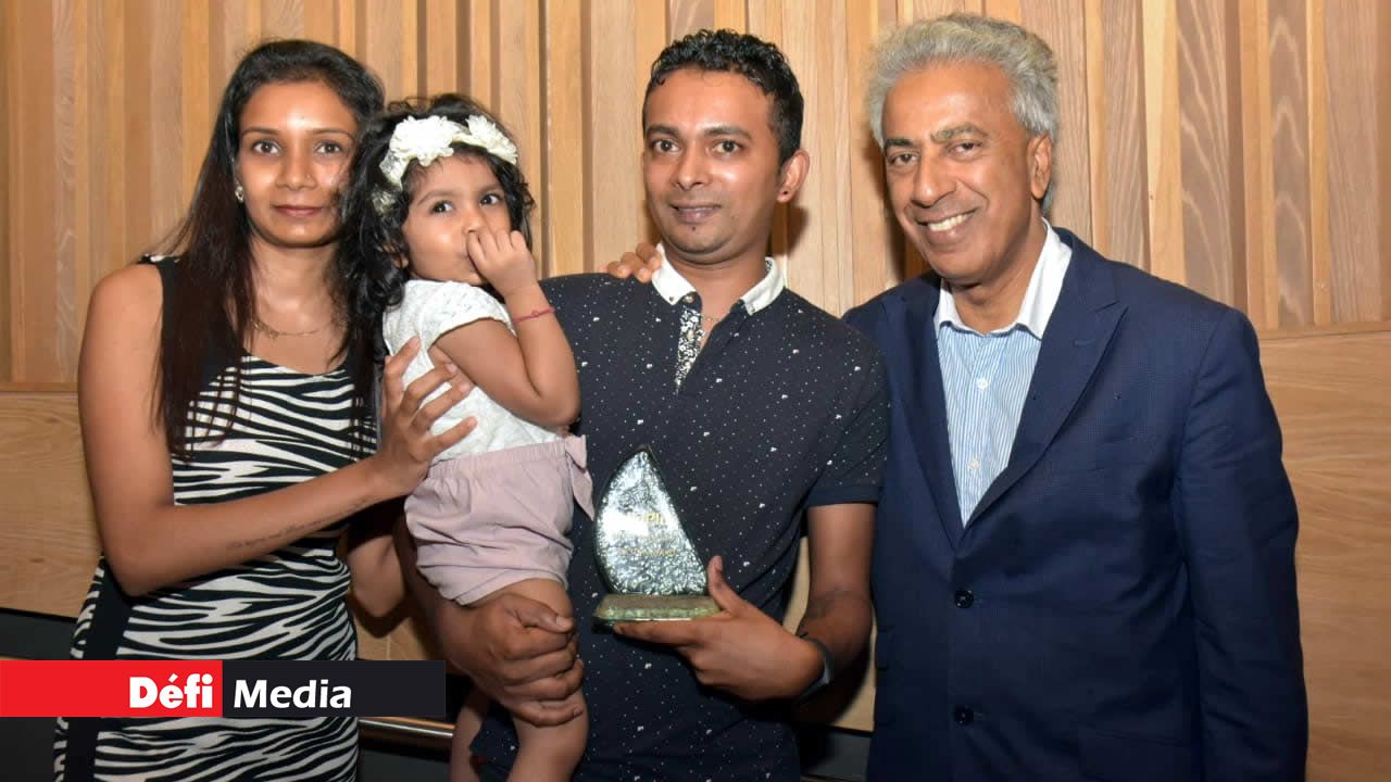 Arvin Boolell, leader de l’opposition et député du Parti travailliste, félicite la jeune Shanaya Balloo et ses parents qui a reçu le Heart Touching Award. Compétition Tik Tok de Radio Plus