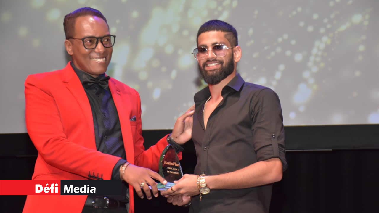 Jean-Luc Emile, chef d’édition et responsable de Télé Plus, remet le Public Choice Tik Tok Award à Ismil Bhaukaurally. Compétition Tik Tok de Radio Plus