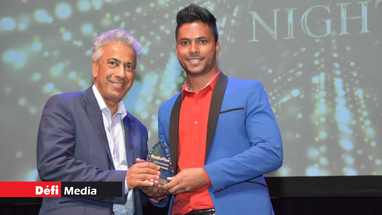 Arvin Boolell remettant le Best Political Tik Tok Award à Khushal Awatarsing. Compétition Tik Tok de Radio Plus