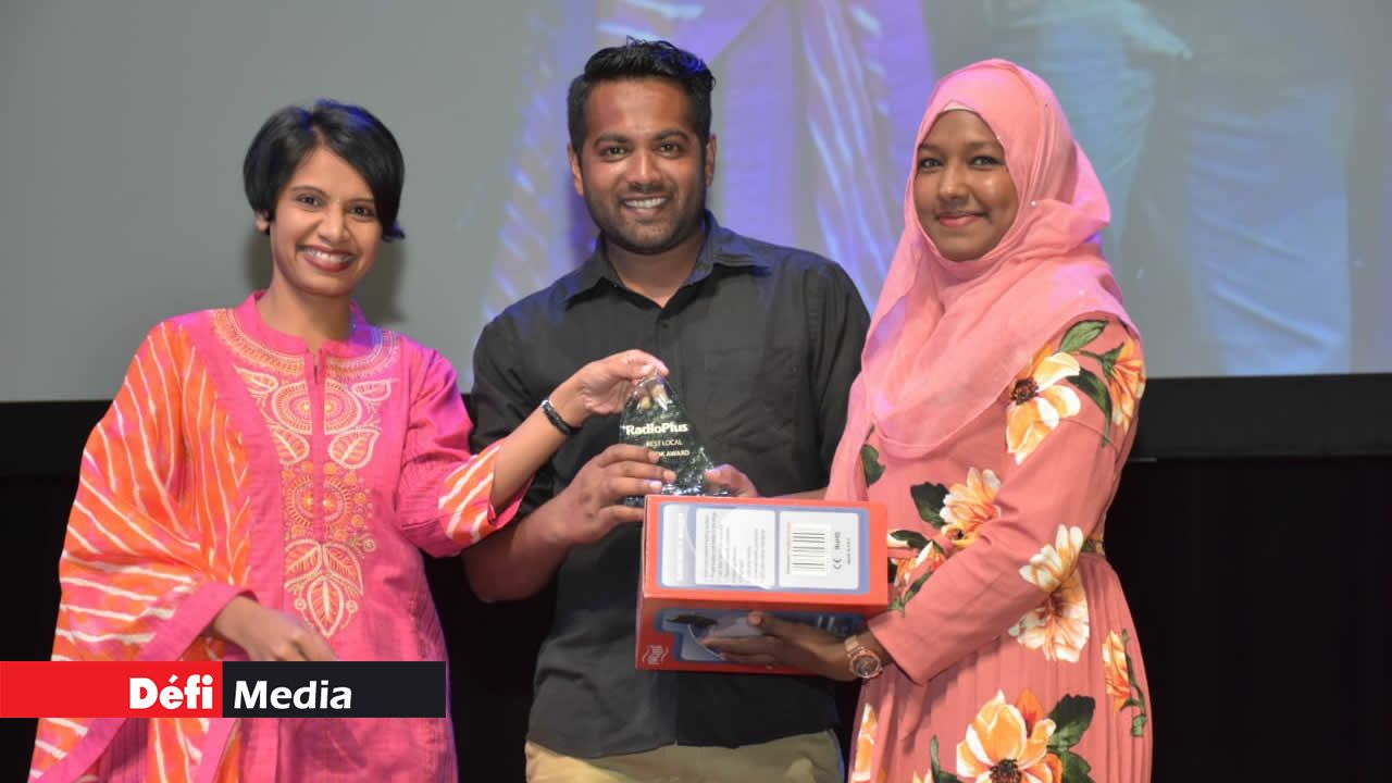 Bhavna Godorally, Marketing Manager d’Edendale Distributors, décernant le Best Local Tik Tok Award à Shehzad et Shehzannah Ellaheebux. Compétition Tik Tok de Radio Plus